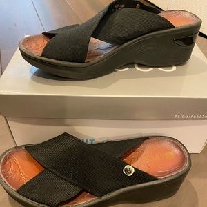 Women’s comfort sandals